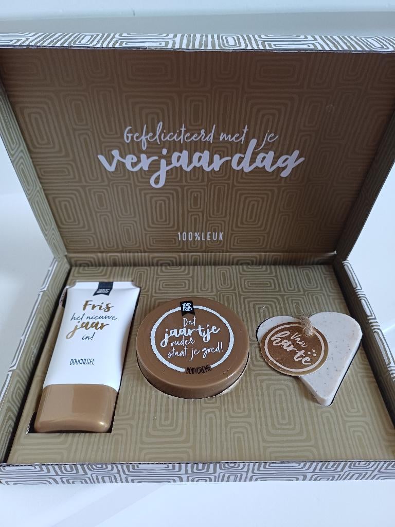 100% LEUK CADEAUDOOSJE GEFELICITEERD MET JE VERJAARDAG NIEUW, Ophalen of Verzenden, Nieuw, Bodylotion, Crème of Olie