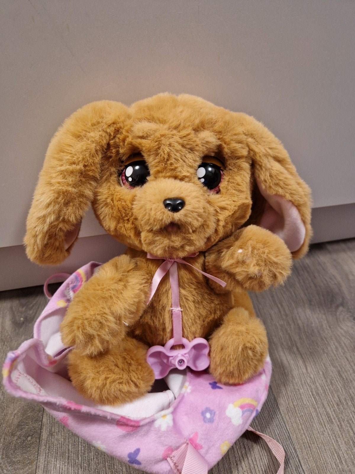 Cry Babies Puppy Knuffel met Draagzak en Speen, Overige merken, Zo goed als nieuw, Middelgroot (20 tot 80 cm), Met kleding of accessoire