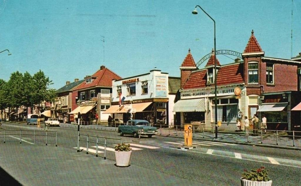 Nijverdal (Ov) Grotestraat 1967.- Oranjeboom bierreclame., Verzamelen, Ansichtkaarten | Nederland, Ophalen, 1940 tot 1960, Gelopen