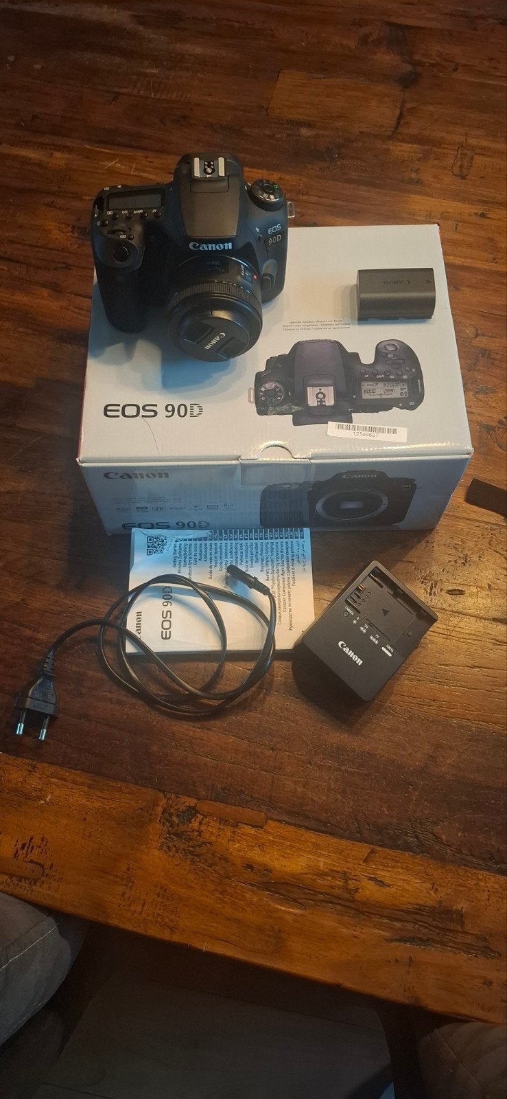 Canon EOS 90D met 50mm lens en BG-E14 batterijgrip, Spiegelreflex, Canon, Minder dan 4 keer, Ingebouwde flitser