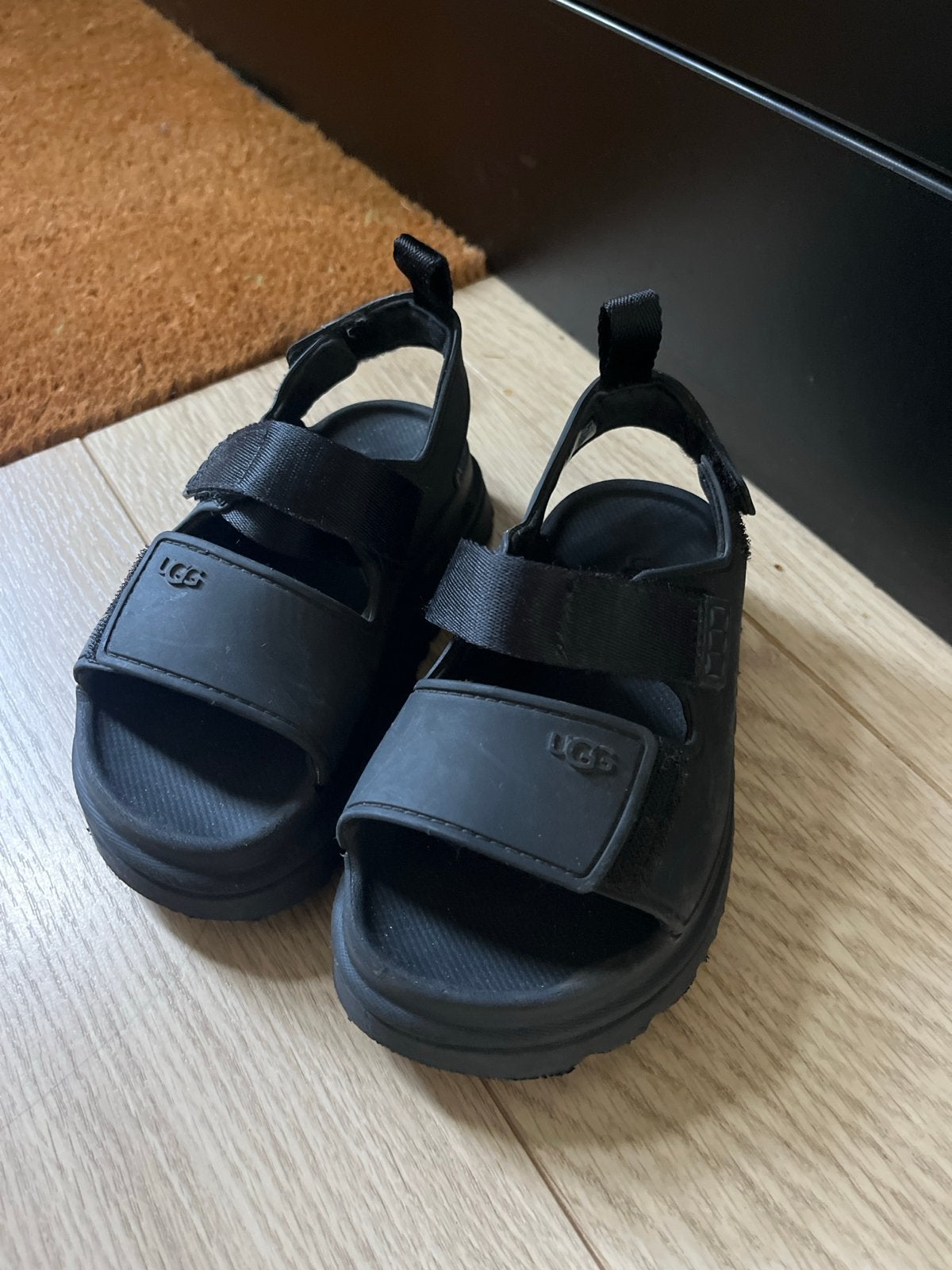 Ugg sandalen zwart maat 27,5, Kinderen en Baby's, Ophalen, Zo goed als nieuw, Jongen of Meisje