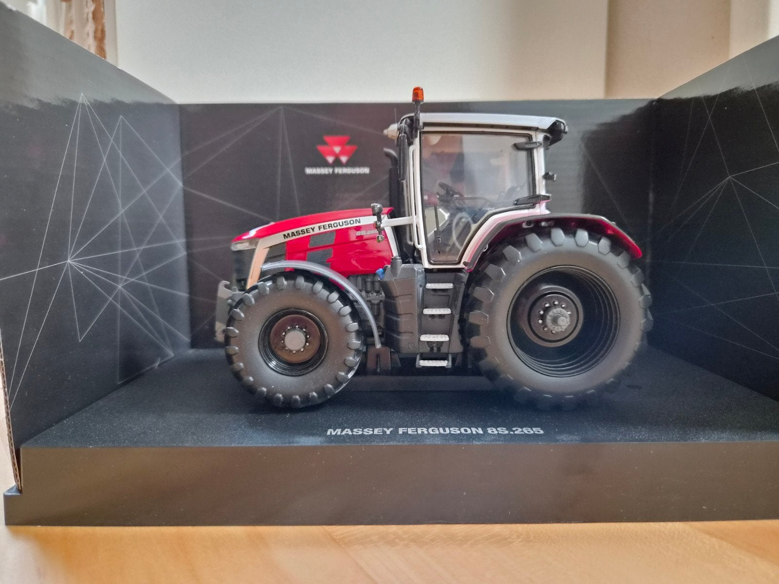 UH Massey Ferguson 8S.265 met zwarte velgen, Hobby en Vrije tijd, Ophalen of Verzenden, Zo goed als nieuw, Tractor of Landbouw