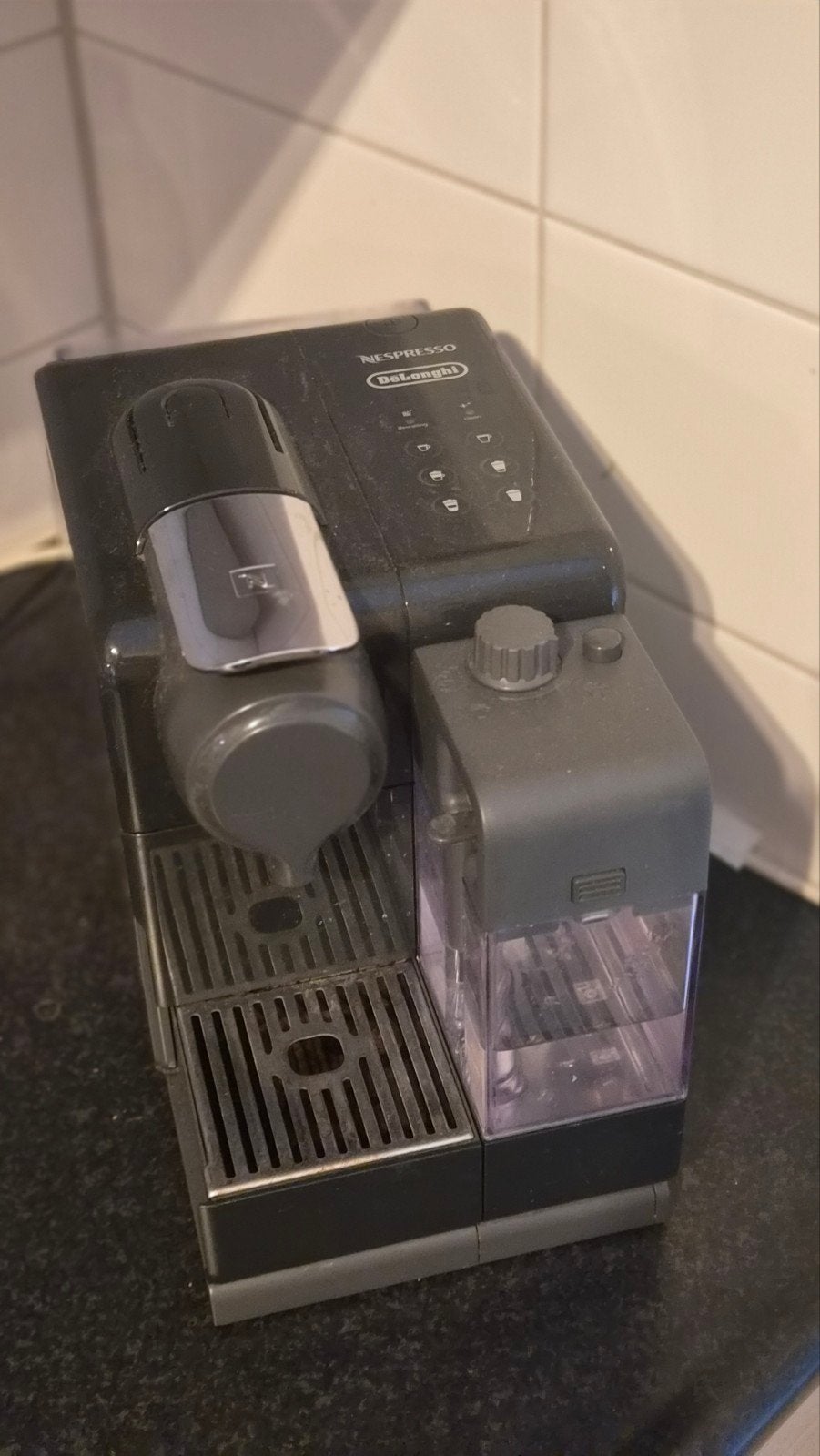 Nespresso De'Longhi Lattissima One - Zwart, Koffiepads en cups, Gebruikt, Espresso apparaat, Ophalen of Verzenden