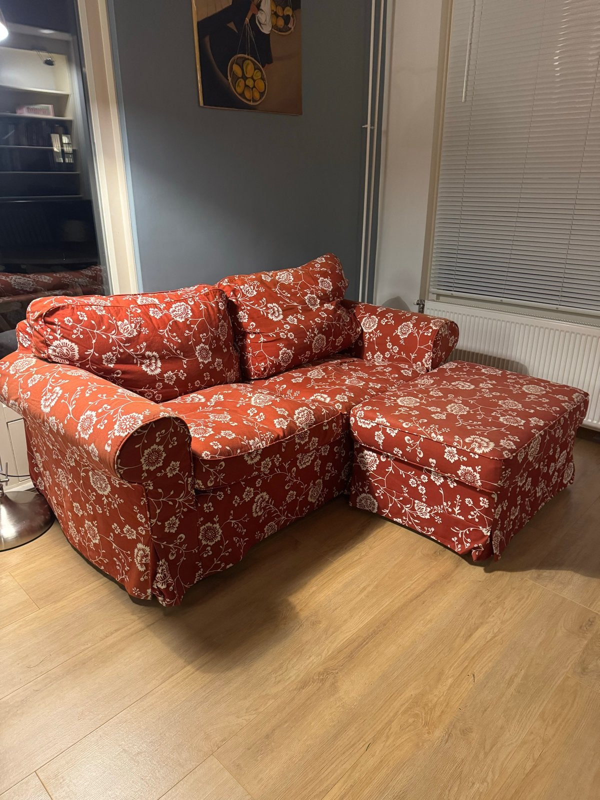 IKEA Ektorp bank met hocker - Rood met bloemenprint, Gebruikt, Tweepersoons, Ophalen of Verzenden, Rechte bank
