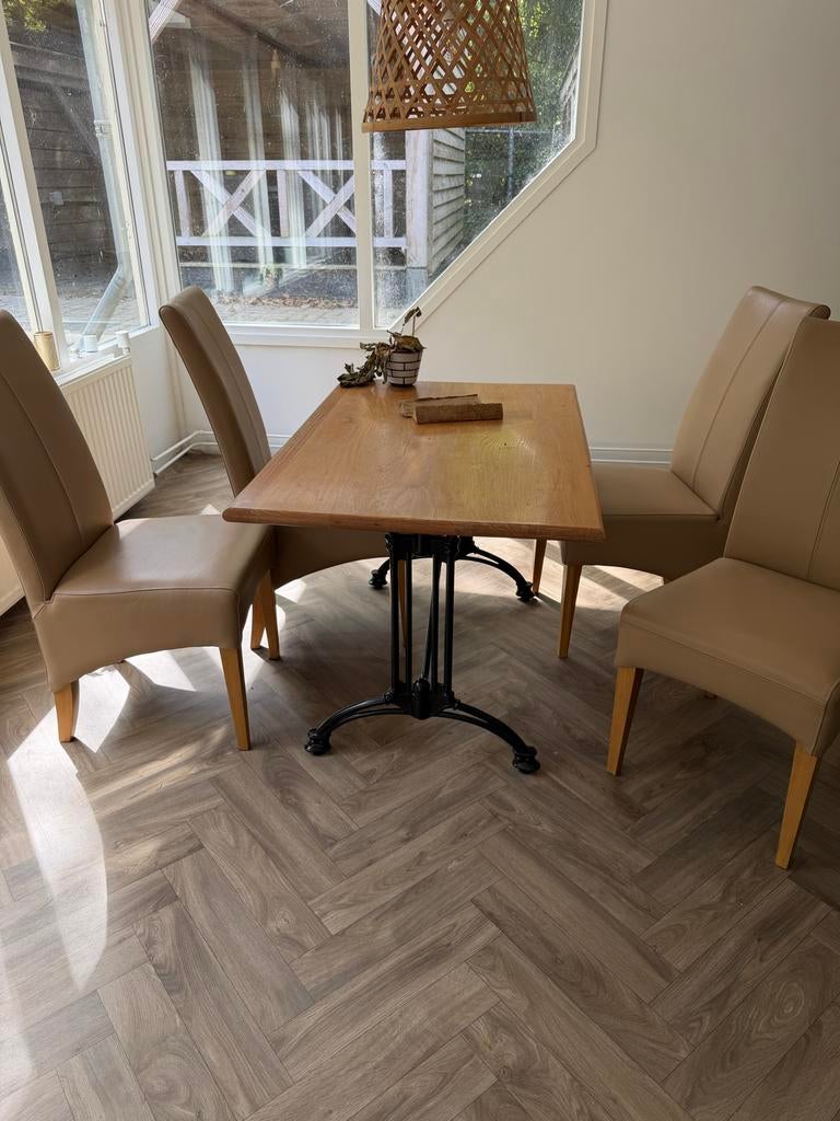 Eetkamerset: Houten Tafel met 4 Beige Stoelen, Gebruikt, 100 tot 150 cm, Vier personen, Rechthoekig