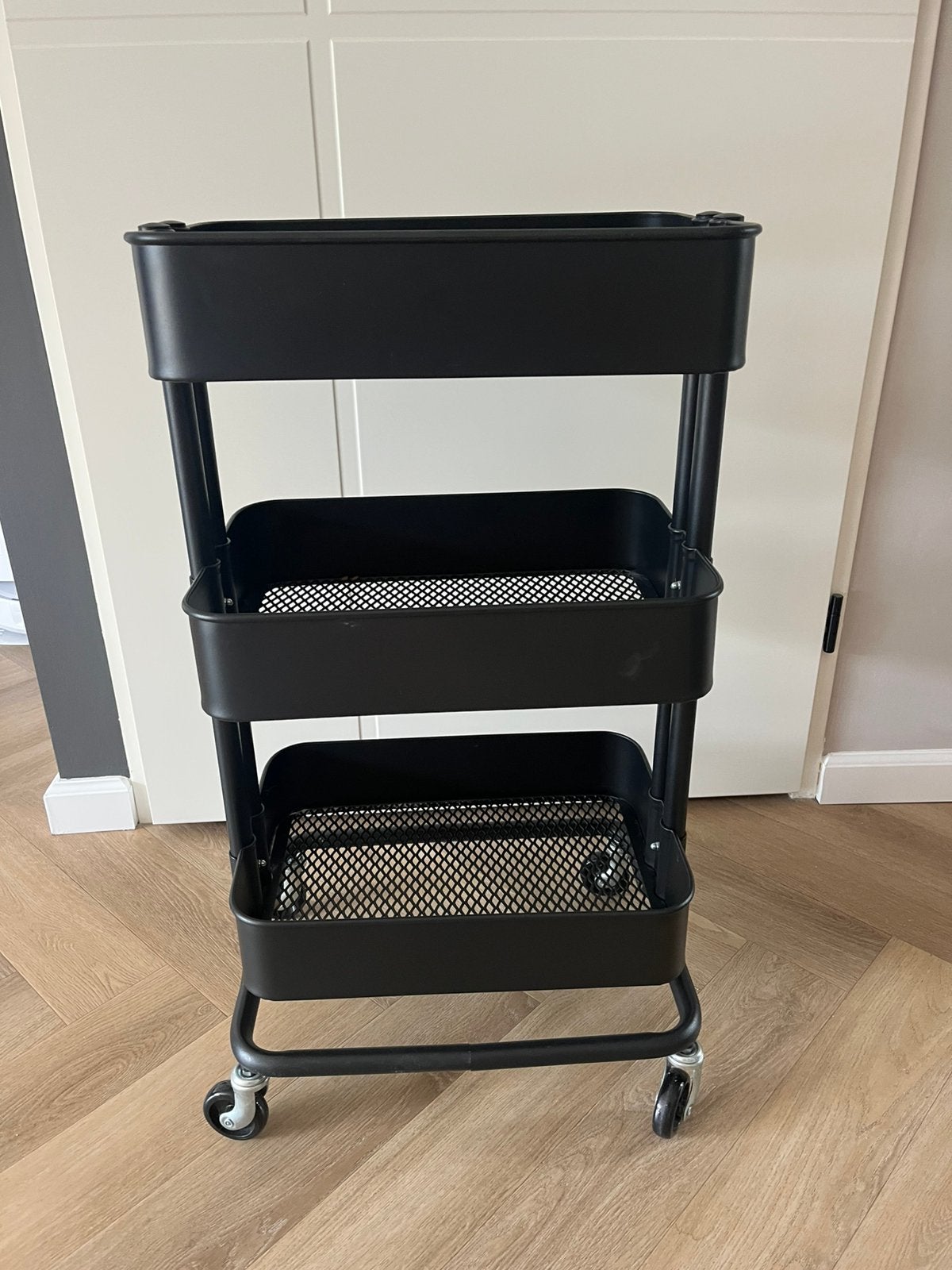Zwarte roltafel ikea, Ophalen, Zwart, Zo goed als nieuw, Metaal