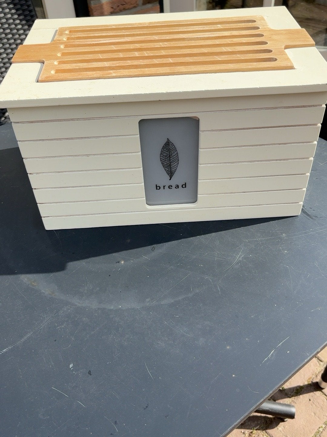 Vintage broodtrommel – wit met houten snijplank, Antiek en Kunst, Ophalen