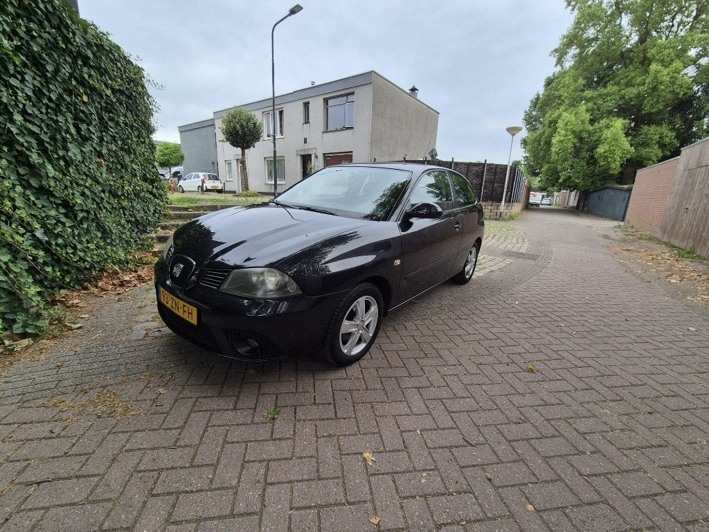 Seat Ibiza 1.6 77KW 3DRS 2008 Zwart, Voorwielaandrijving, 40 €/maand, Zwart, 4 cilinders