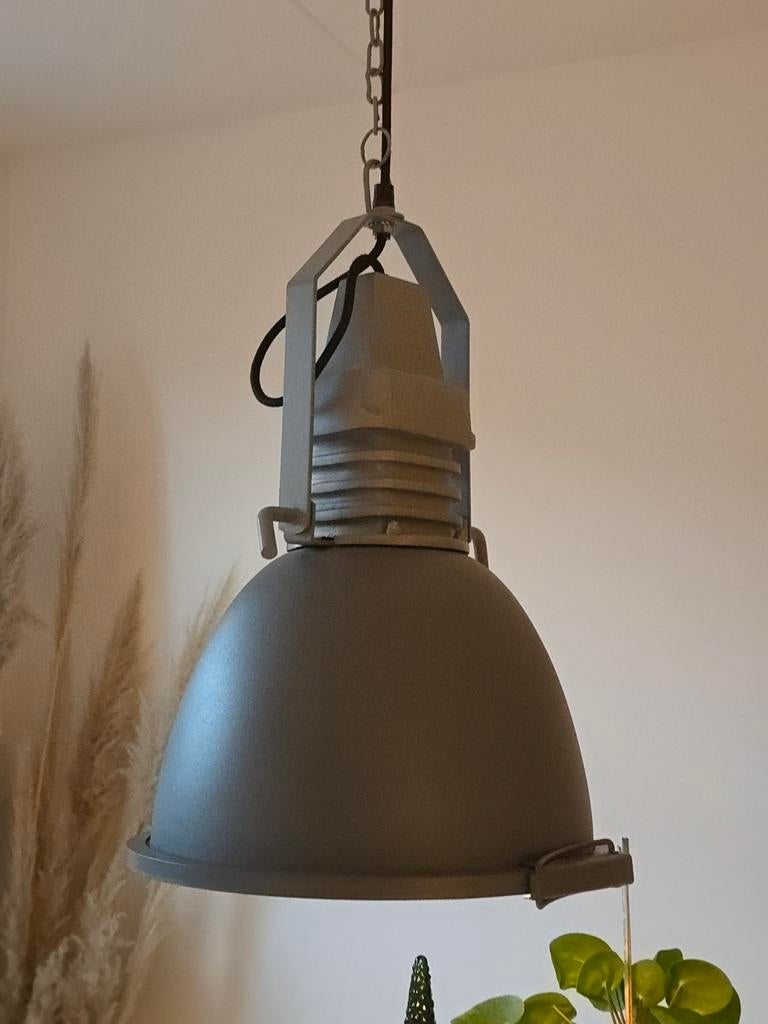 Mooie industriële grijze hanglamp compleet van €189 voor €35, Ophalen of Verzenden, Zo goed als nieuw, Minder dan 50 cm
