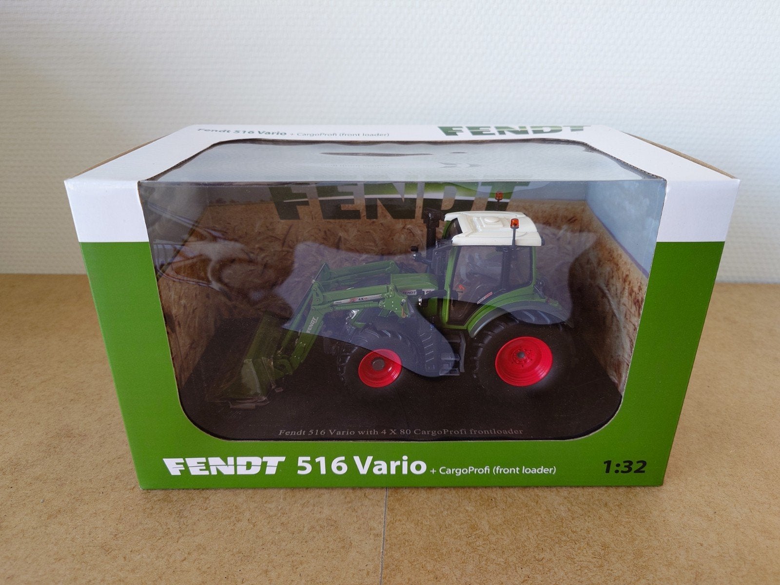 Fendt 516 Vario met frontlader 1:32 Universal Hobbies, Hobby en Vrije tijd, Ophalen of Verzenden, Nieuw, Tractor of Landbouw, Universal Hobbies
