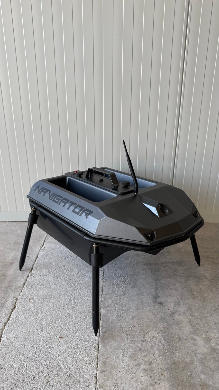 Navigator voerboot met Raymarine fishfinder/dieptemeter, Ophalen, Zo goed als nieuw, Overige typen