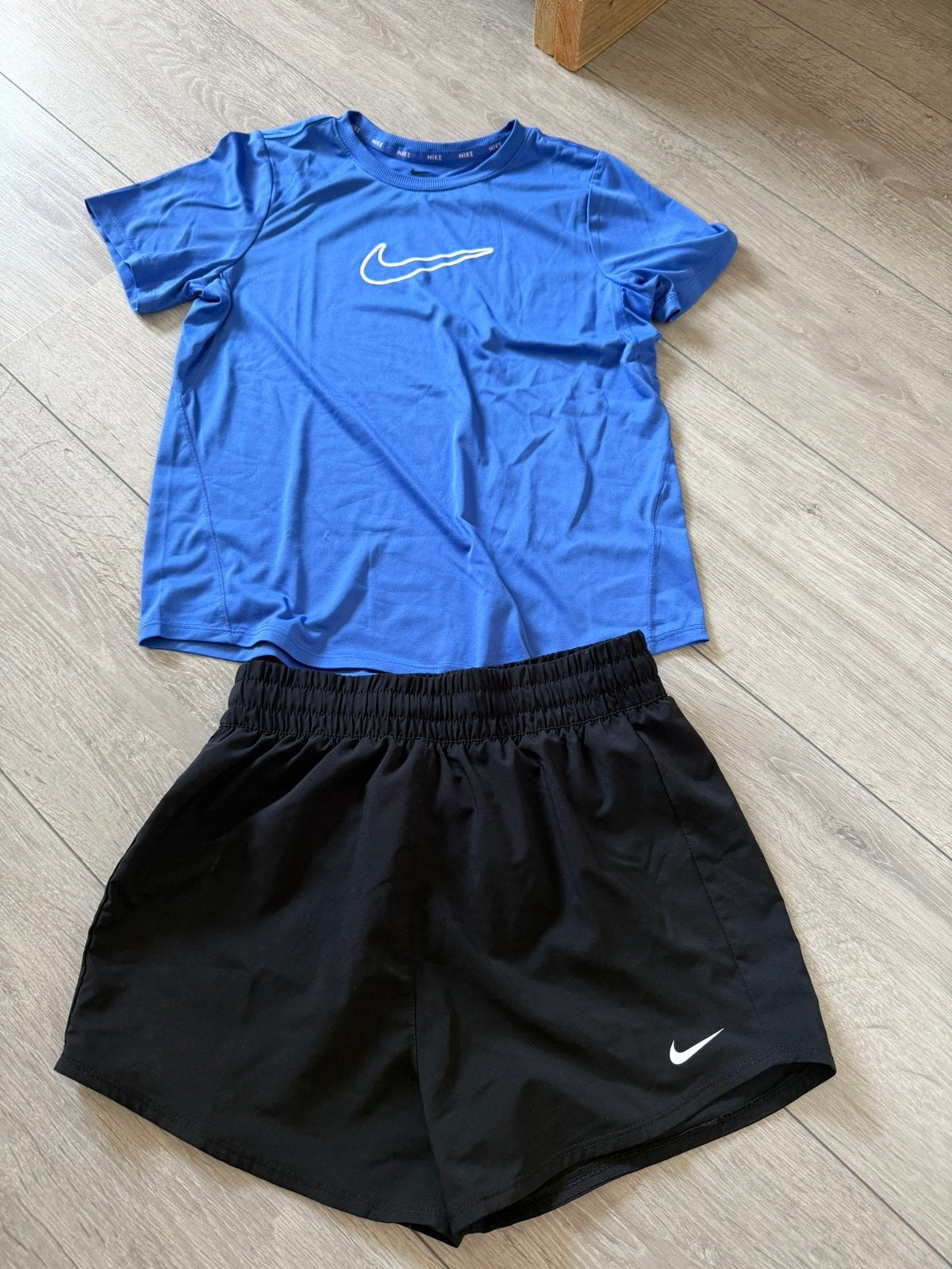 Nike performance sport setje 137/146 M short en shirt, Ophalen of Verzenden, Zo goed als nieuw, Sport- of Zwemkleding