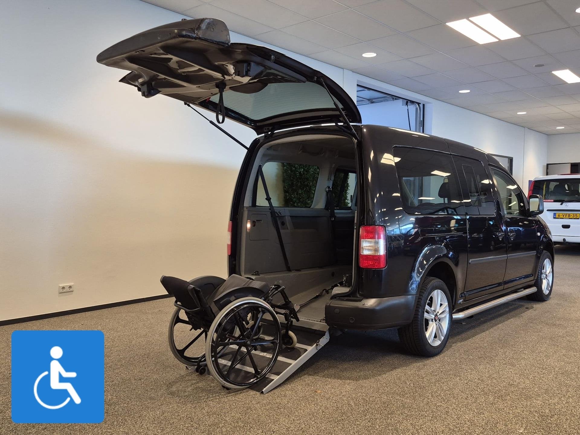 Volkswagen Caddy Maxi Rolstoelauto 5+1, Auto's, Voorwielaandrijving, Gebruikt, Zwart, Handgeschakeld