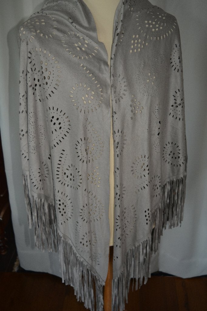 grijze ruime 'western' omslagdoek met gaatjes patroon, Ophalen of Verzenden, Zo goed als nieuw, Maat 46/48 (XL) of groter, Pashmina