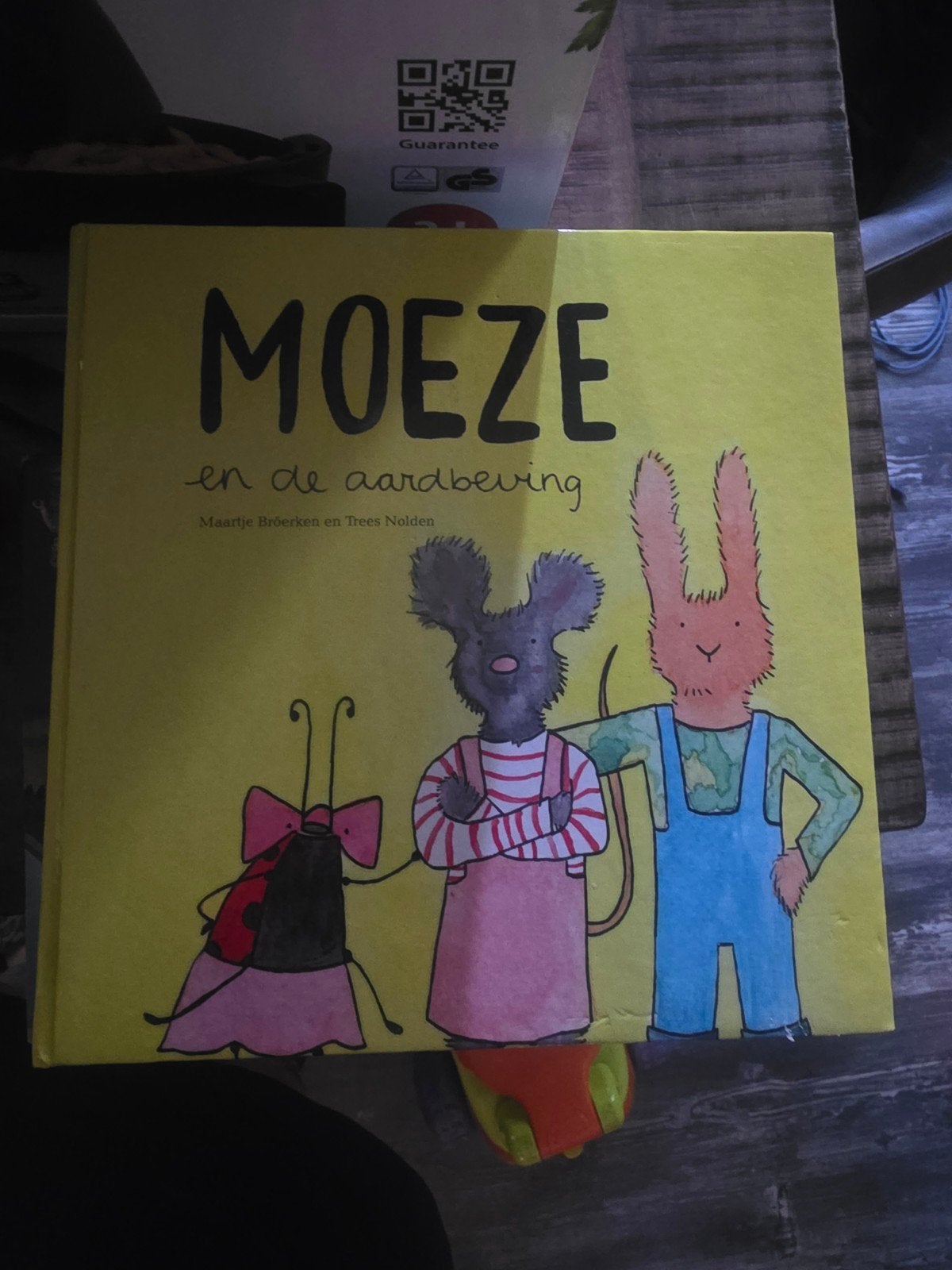 Moeze en de aardbeving - Kinderboek, Fictie algemeen, Jongen of Meisje, Zo goed als nieuw, Voorleesboek