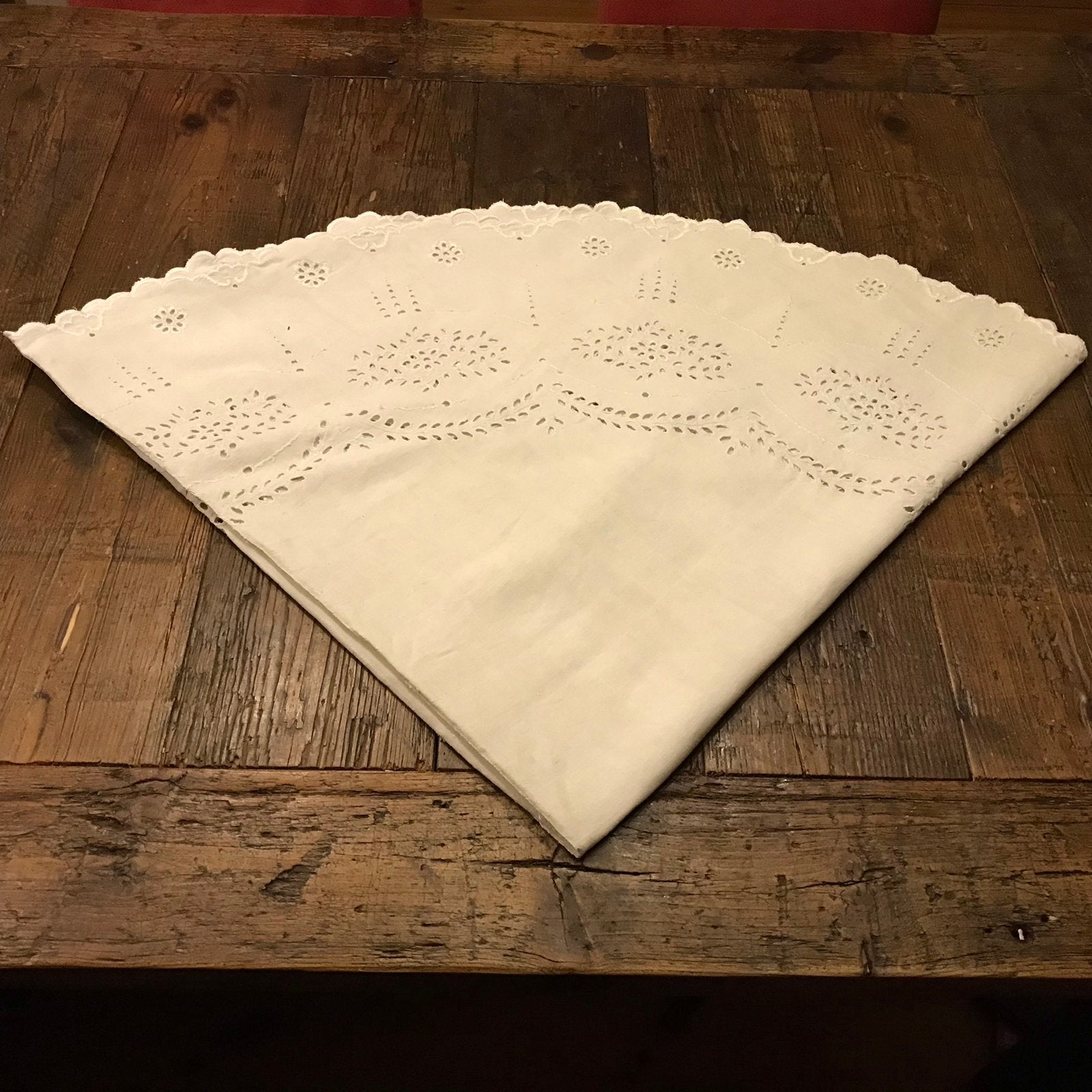 Prachtig wit tafelkleed met broderie, Ophalen of Verzenden, Zo goed als nieuw, Rond, Binnen