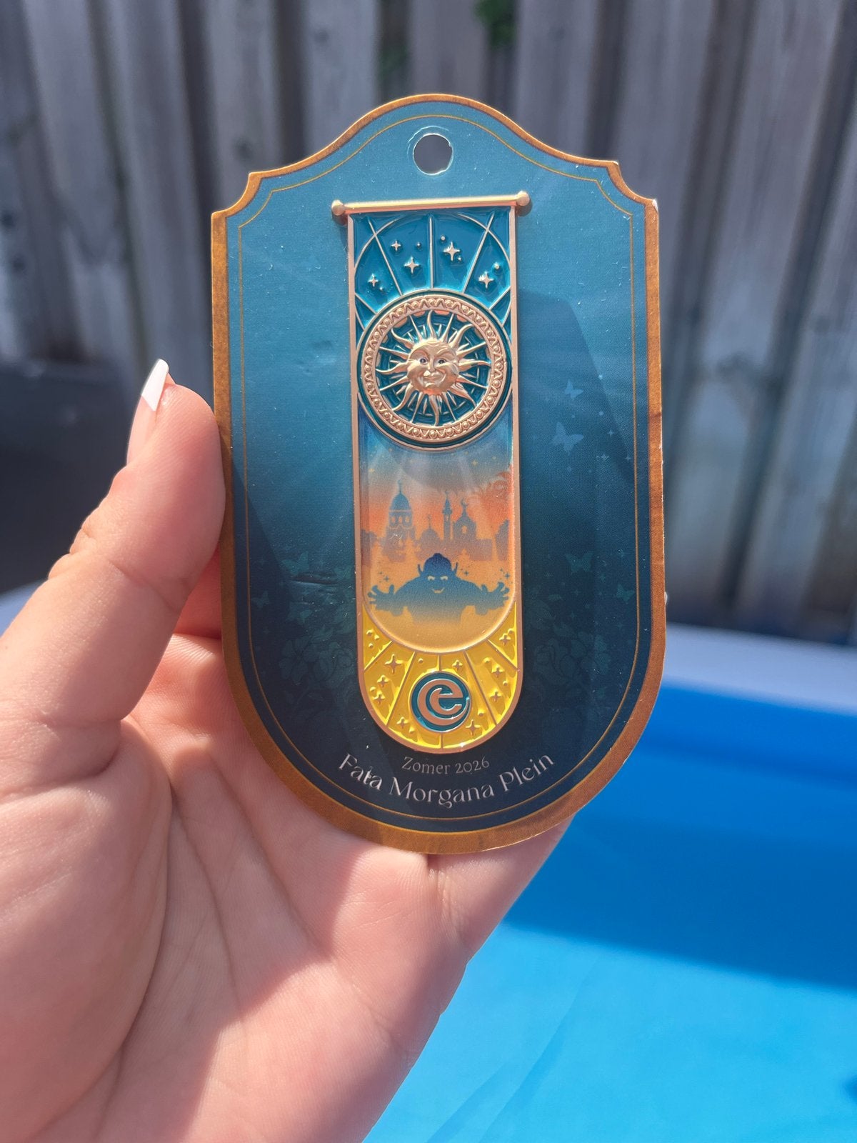 Efteling Zomer Vaandel Pin Fata Morgana Plein (Uitverkocht), Verzenden, Nieuw, Button of Speldje
