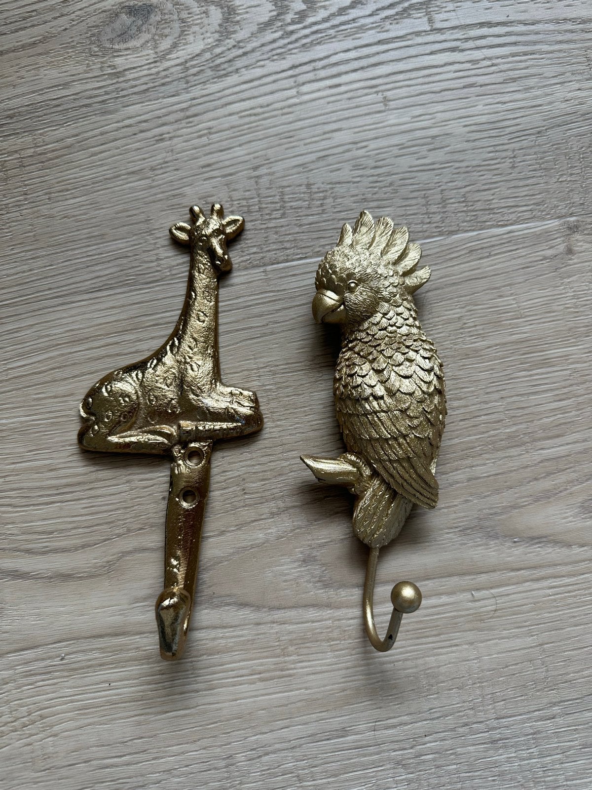2 Gouden Hangers: Giraffe en Kaketoe - Zelf op te hangen, Overige stijlen, Ophalen of Verzenden, Zo goed als nieuw, Goud