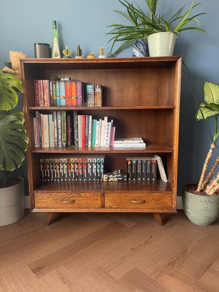Vintage Boekenkast met Messing Greepjes en Schuine Pootjes, Ophalen, Met plank(en), Gebruikt, 100 tot 150 cm