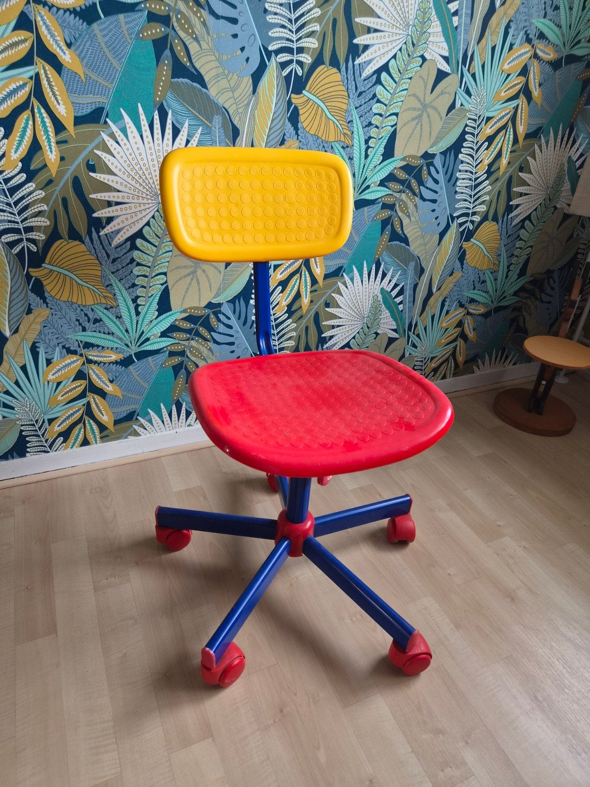 Kleurrijke kinderbureaustoel - Rood, Geel, Blauw, Huis en Inrichting, Ophalen, Gebruikt, Overige kleuren, Bureaustoel
