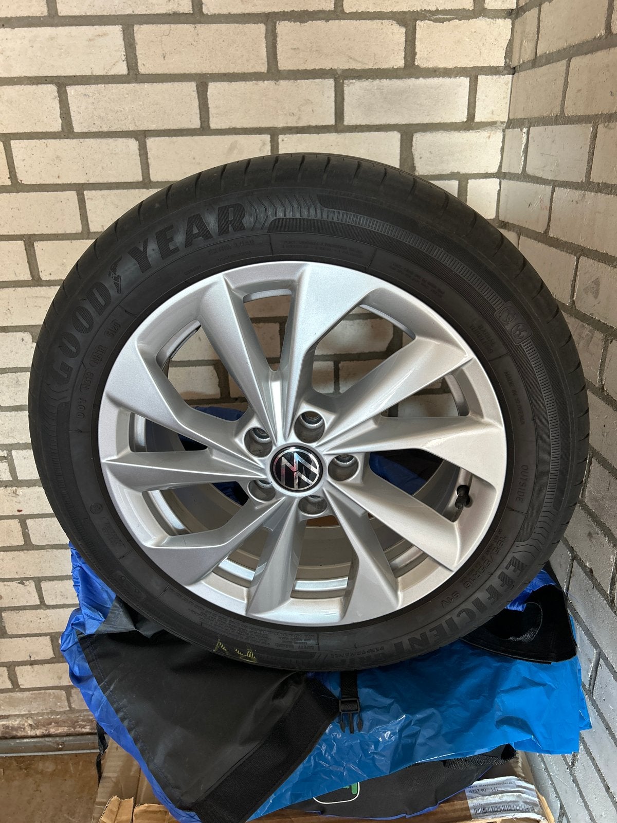 Te koop set licht metalen velgen merk VW, Ophalen, Gebruikt, 16 inch, Banden en Velgen