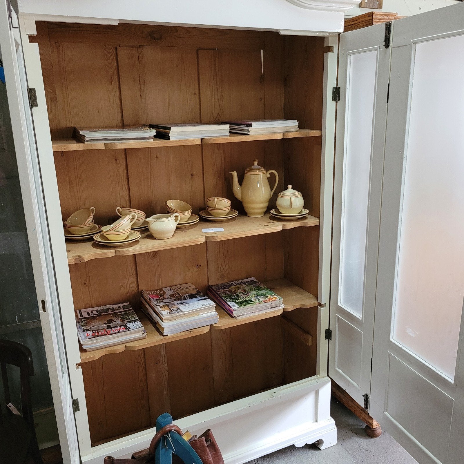 Foto 10 van Brocante oude ondiepe witte kast vitrinekast servieskast