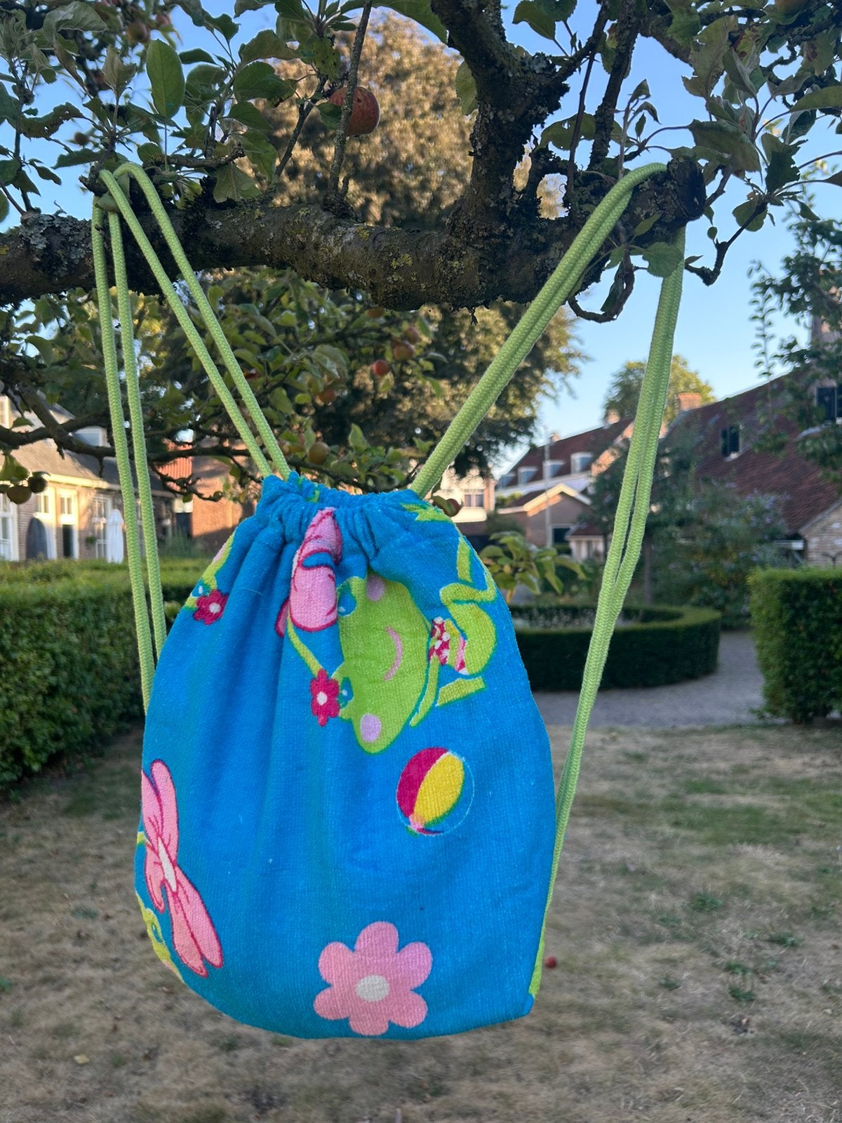 Handdoek, Kinderhanddoek, Strandlaken, Zwemhanddoek, Rugzak, 3811JM, Info@rodebeagle.nl, Meerkleurig, Rode Beagle kunstbloemen