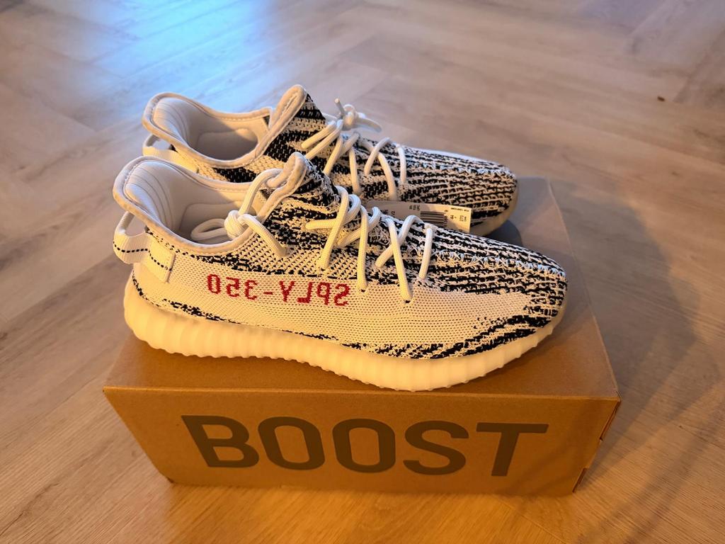 Yeezy Boost 350 V2 Zebra - Maat 44 - Nieuw, Ophalen of Verzenden, Nieuw, Wit, Sneakers of Gympen
