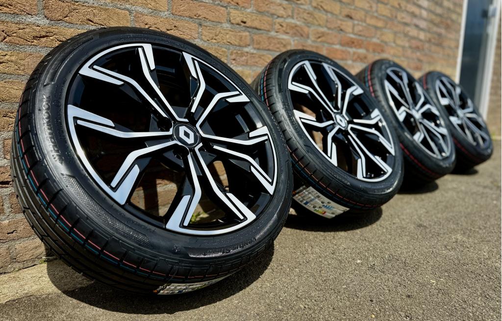 Renault Clio 17 inch zwart polished Hankook zomerbanden, Niet ingevuld, Banden en Velgen, Niet ingevuld, Nieuw