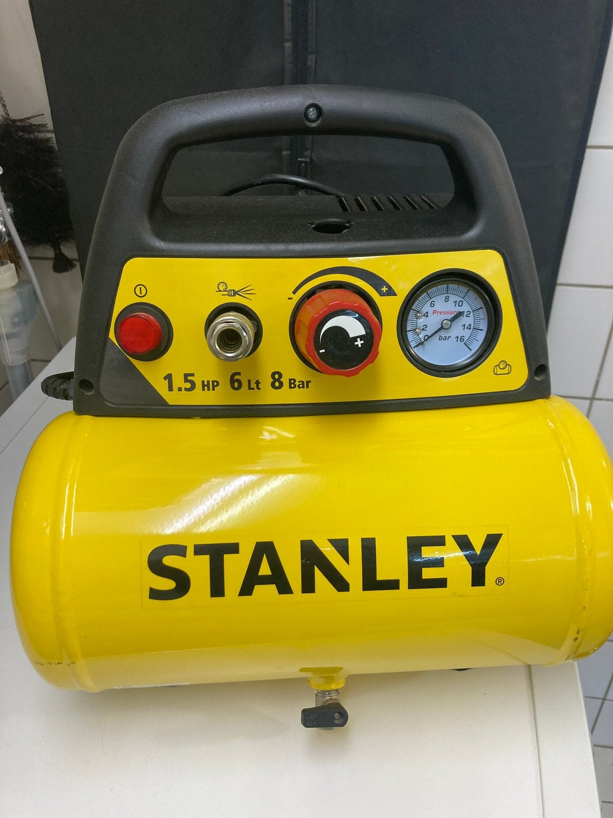 Stanley compressor DN2008/6, Doe-het-zelf en Verbouw, Minder dan 25 liter, Ophalen, Gebruikt, Minder dan 200 liter/min