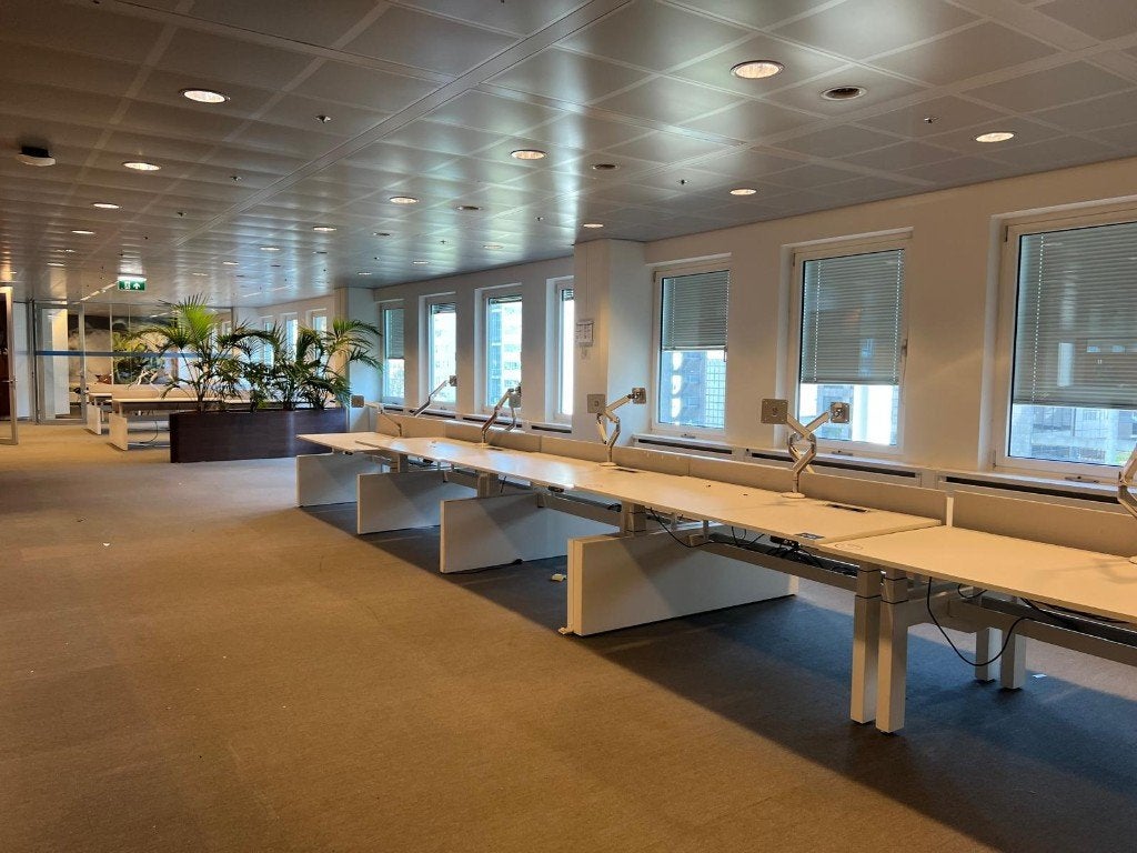 Ahrend duo-bureau met slinger/kabelgoot 250€/st, 80st