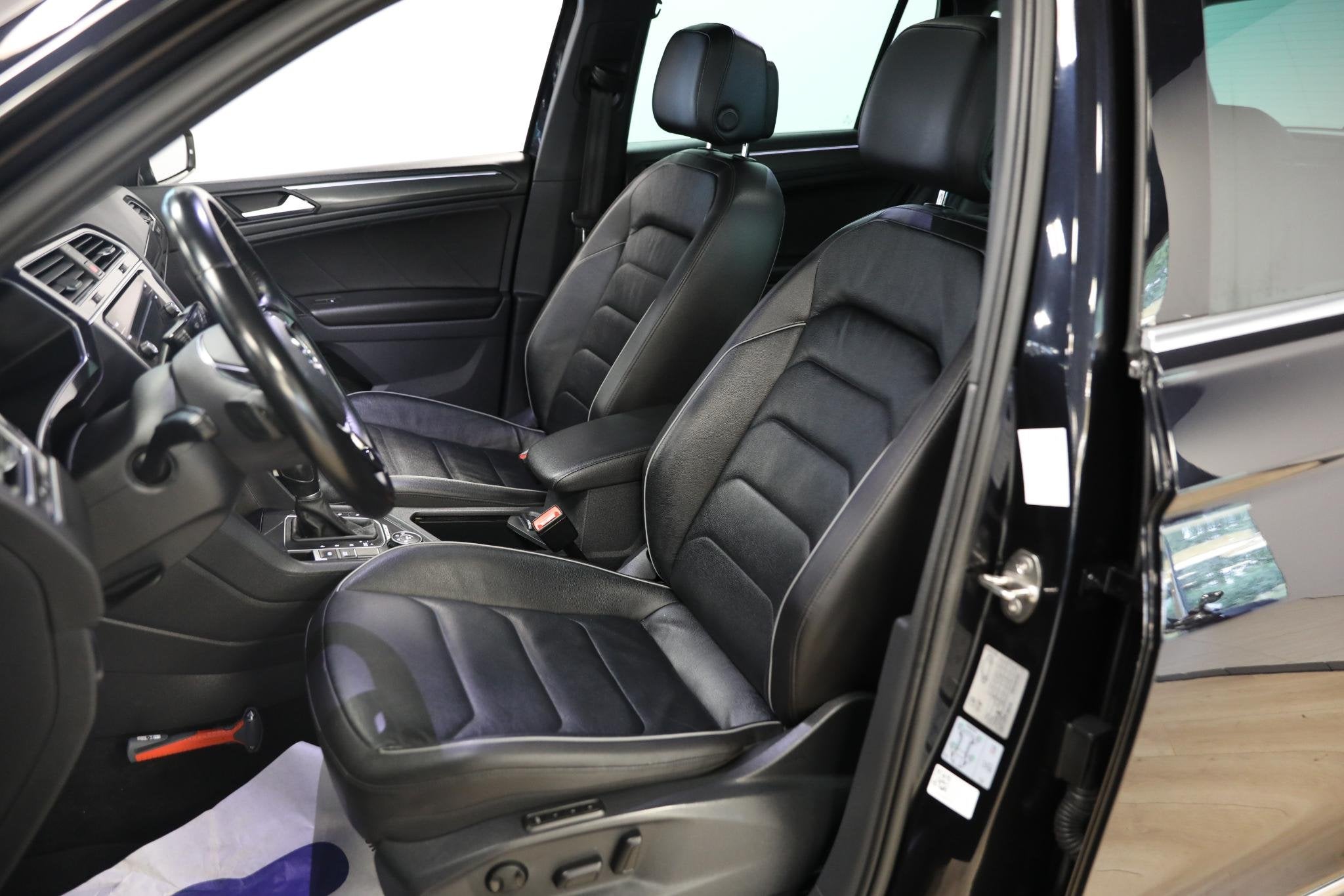 Volkswagen Tiguan 2.0 TSI 4Motion Highline Business R | Schu, 4 cilinders, 1984 cc, 2500 kg, Zwart