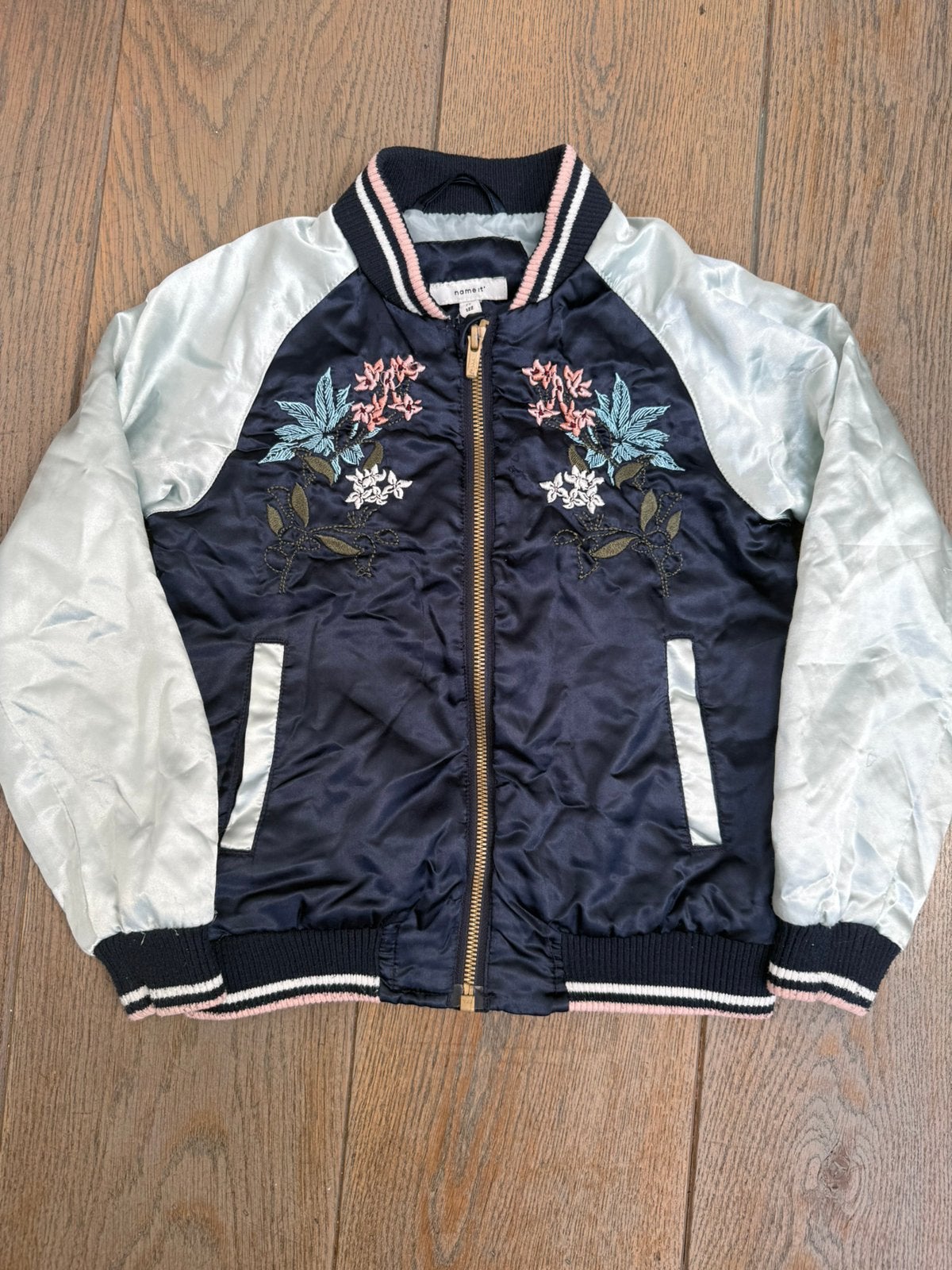 Name It satijnen bomberjack met bloemen borduursel, mt 122!, Ophalen of Verzenden, Gebruikt, Meisje, Jas