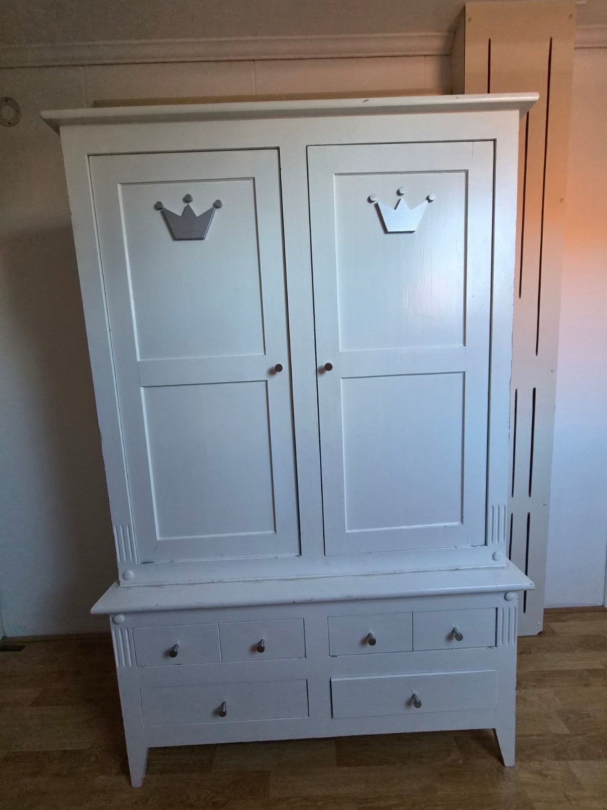 Witte kledingkast met lades en kroon details, Gebruikt, 100 tot 150 cm, Ophalen of Verzenden, 150 tot 200 cm