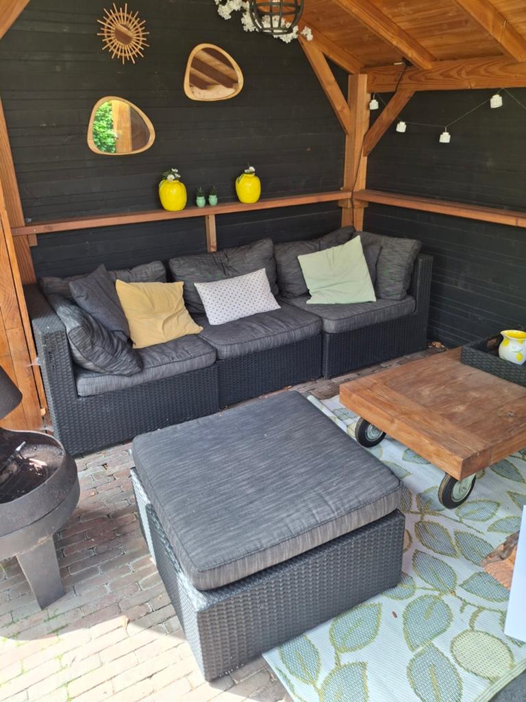 Zwarte rieten loungebank met hocker en kussens, Tuin en Terras, Tuinsets en Loungesets, Ophalen of Verzenden