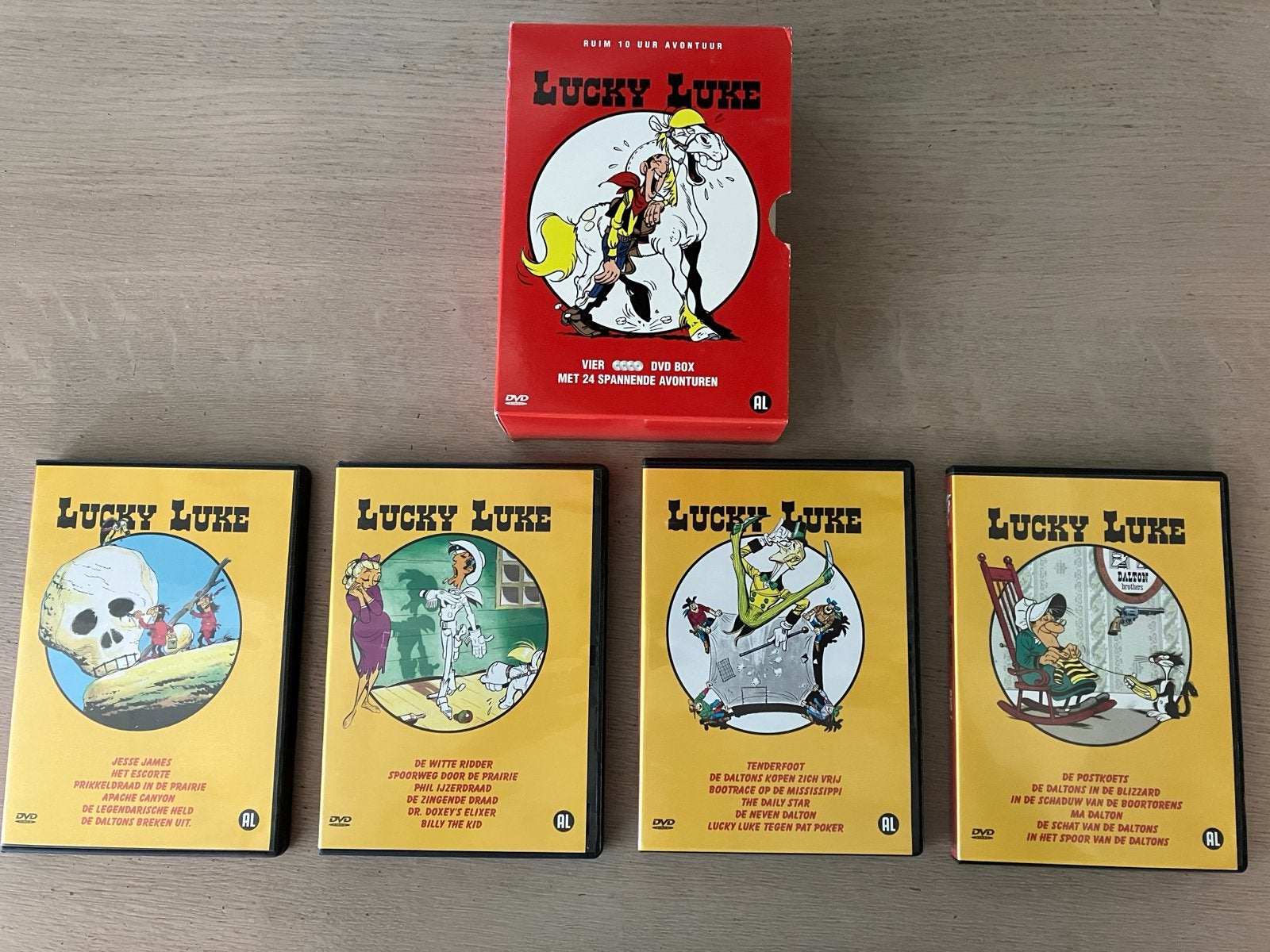 Lucky Luke DVD Box - 4 DVD's met 24 avonturen, Cd's en Dvd's, Europees, Tekenfilm, Alle leeftijden, Zo goed als nieuw