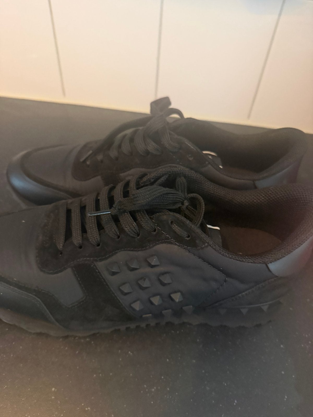Valentino Garavani Rockrunner Sneakers - Maat 43, Kleding | Heren, Ophalen of Verzenden, Zo goed als nieuw, Zwart, Sneakers of Gympen
