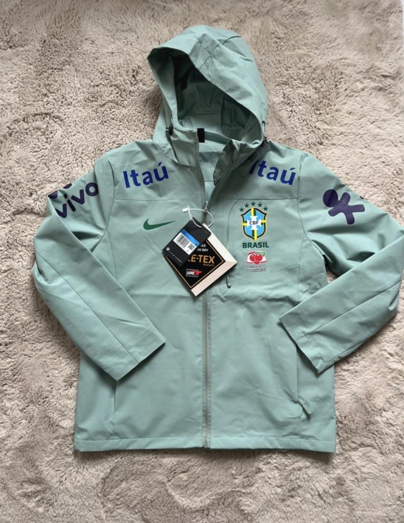 Nike Brazilië Regenjas GORE-TEX - Nieuw met labels, Kinderen en Baby's, Kinderkleding | Maat 152, Ophalen of Verzenden, Zo goed als nieuw