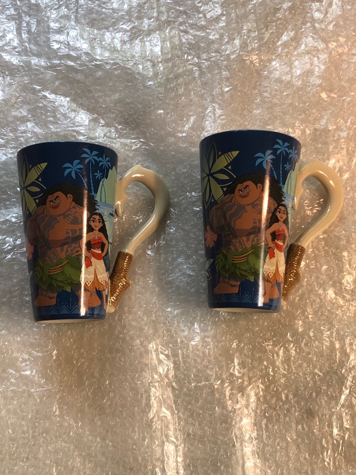 Twee grote Disney Vaiana (Moana) mokken met Maui vishaak han, Ophalen of Verzenden, Overige figuren, Gebruikt, Servies