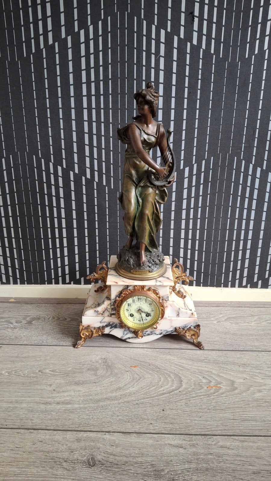 Antieke marmeren pendule met bronzen beeld 'Musique', Antiek en Kunst, Ophalen
