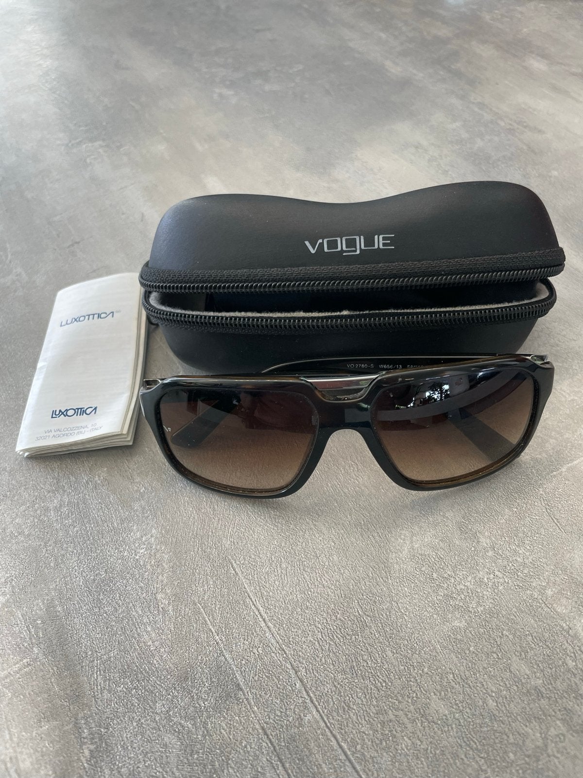 Vogue Luxottica Zonnebril - Stijlvol en Beschermend, Overige merken, Gebruikt, Zonnebril, Zwart