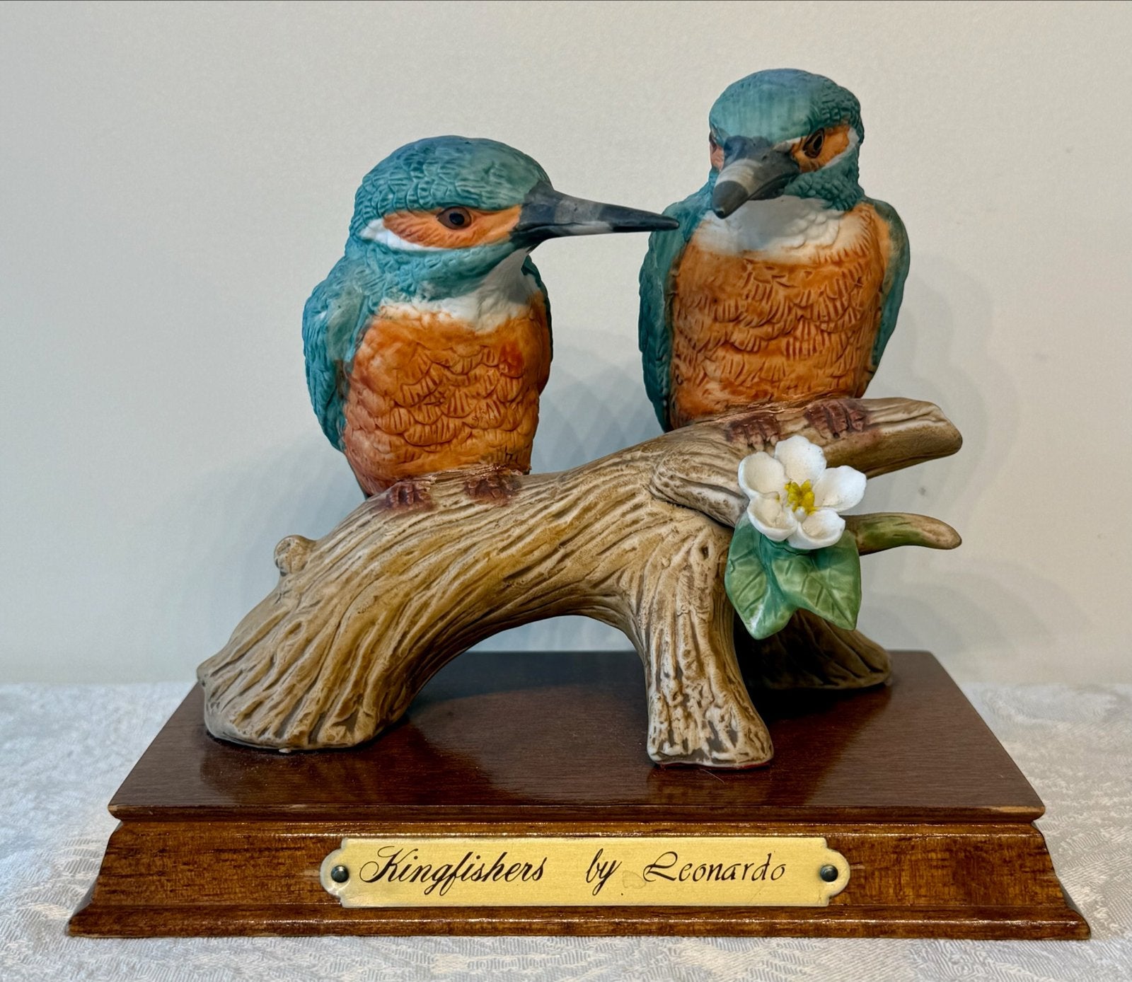 Leonardo Kingfishers Beeldje op Houten Sokkel - IJsvogels, Verzamelen, Beelden en Beeldjes, Ophalen of Verzenden, Zo goed als nieuw
