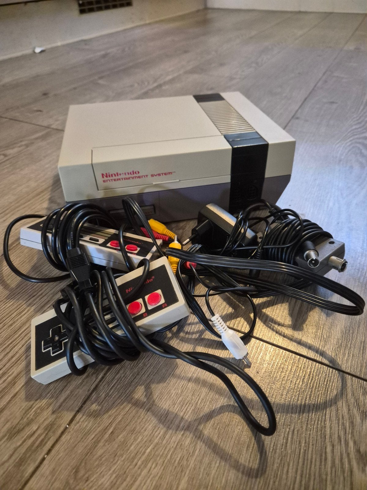 NES met 2 controllers en 9 games, Ophalen of Verzenden, Met 2 controllers