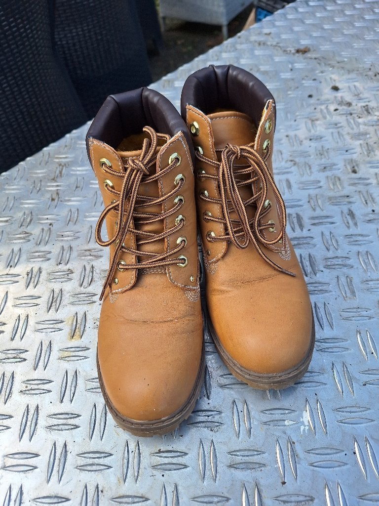 Hoge dames schoenen, Schoenen met lage hakken, Bruin, Ophalen of Verzenden, Zo goed als nieuw