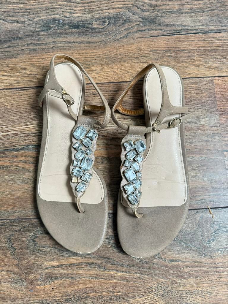 Charles & Keith teenslippers met steentjes in maat 40, Slippers, Beige, Ophalen of Verzenden, Zo goed als nieuw