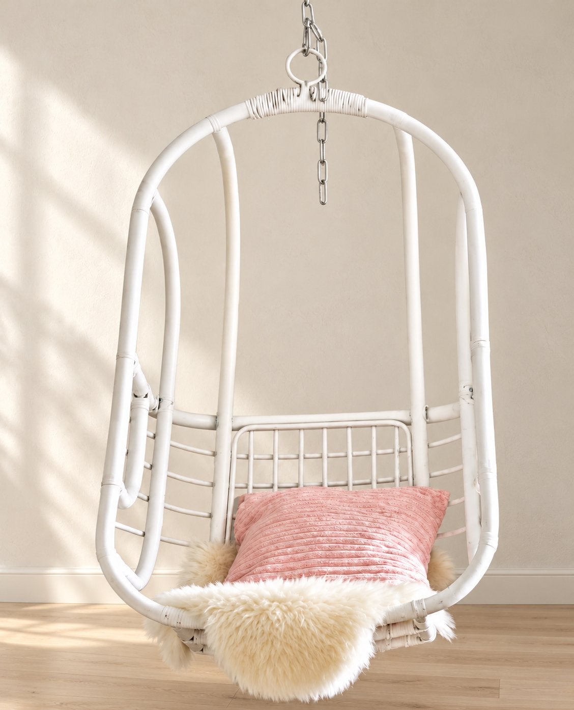 Witte hangstoel met kussen - perfect voor ontspanning, Ophalen, Wit, Riet of Rotan, Zo goed als nieuw