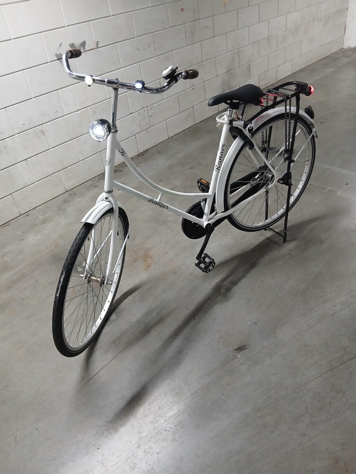 Te koop een witte Omafiets Ranger 28 inch, Fietsen en Brommers, Fietsen | Dames | Sportfietsen en Toerfietsen, Minder dan 10 versnellingen