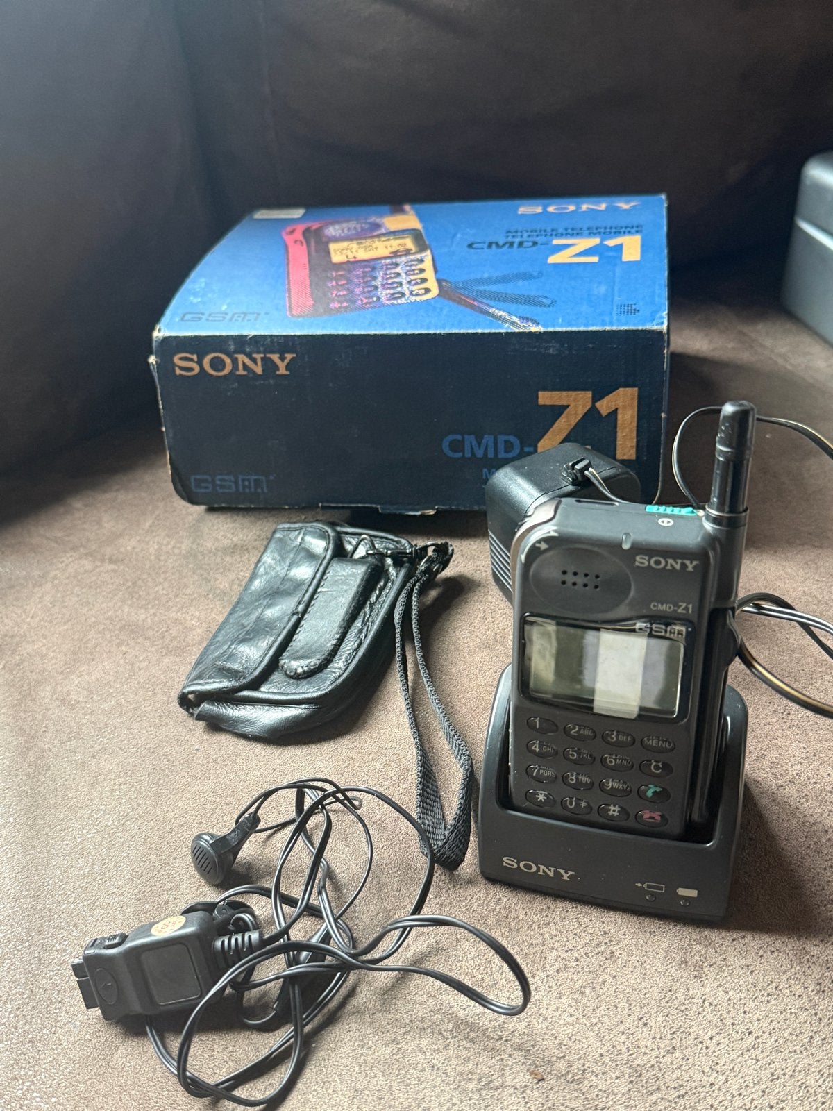 Sony CMD-Z1 Mobiele Telefoon met doos en accessoires, Ophalen, Gebruikt, Geen camera, Zwart