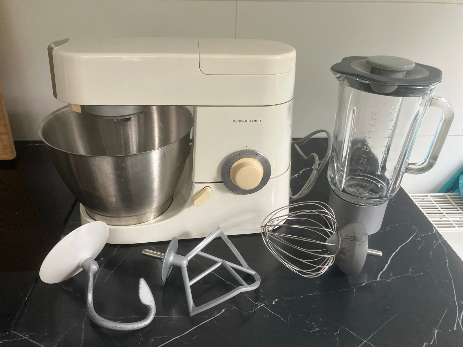 Kenwood Chef keukenmachine met blender en accessoires, 3 tot 4 liter, Ophalen of Verzenden, Gebruikt, 3 snelheden of meer
