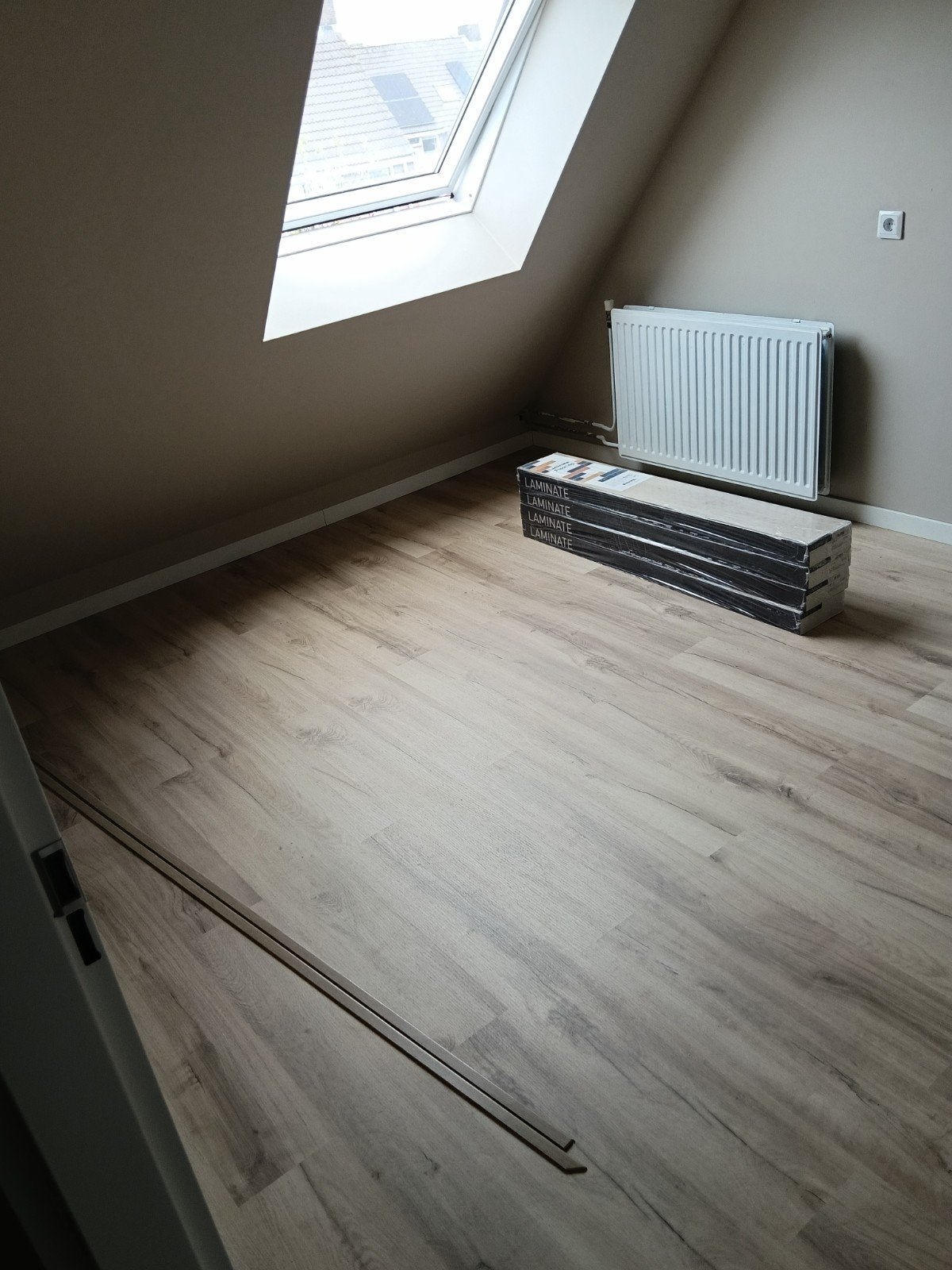 Licht eiken laminaatvloer met plinten - Nieuw in verpakking, Ophalen, Nieuw, 10 m² of meer, 10 tot 30 cm